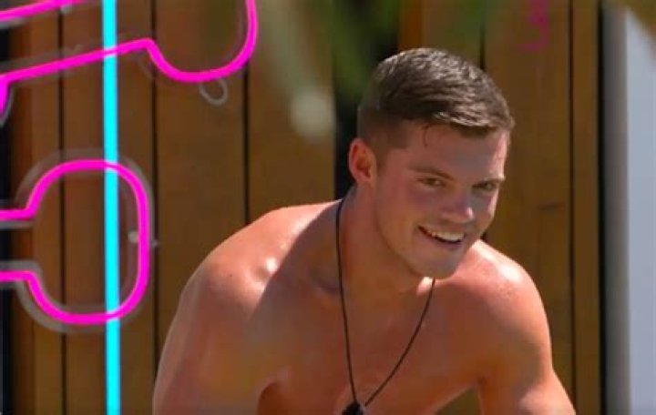 
Billy Brown Kisses Danica Taylor In Love Island Spoiler Viral Video 