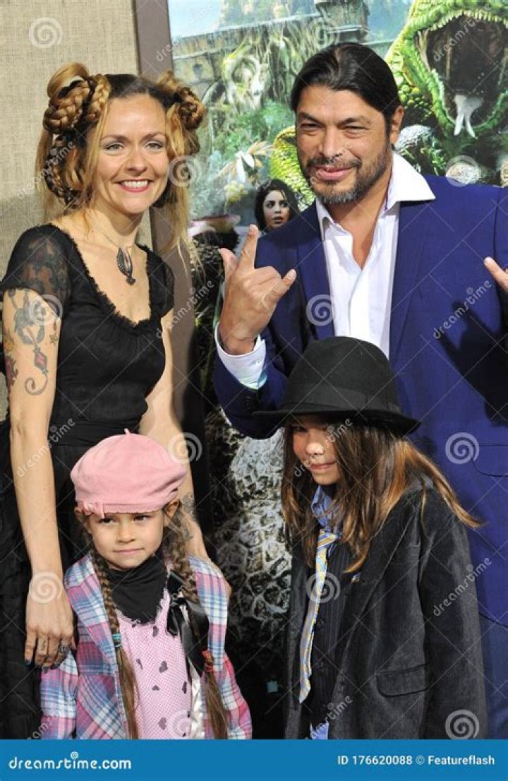 
Chloe Trujillo, Robert Trujillo’s Wife, Son & Daughter – 5 Facts 