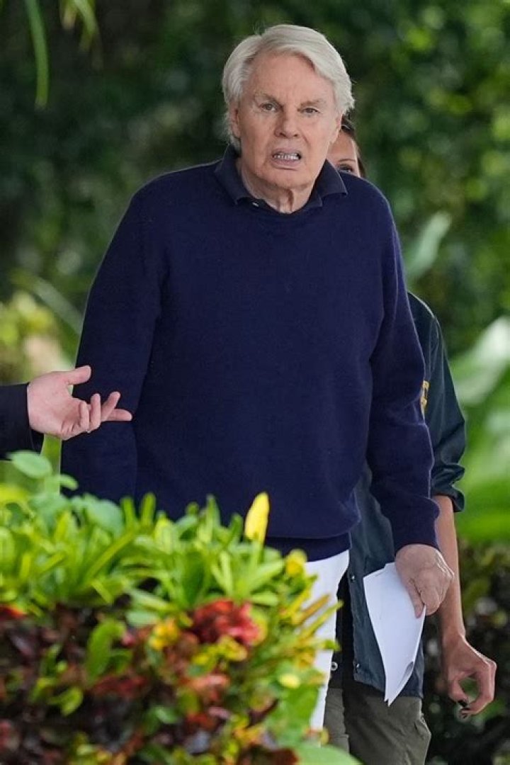 
Has Mike Jeffries had surgery to change his looks 