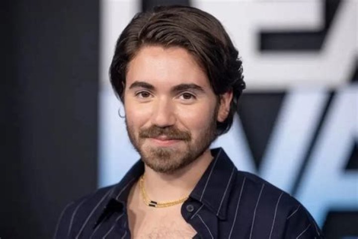 Noah Galvin Height, Weight, Net Worth, Age, Birthday, Wikipedia, Who, Nationality, Biography