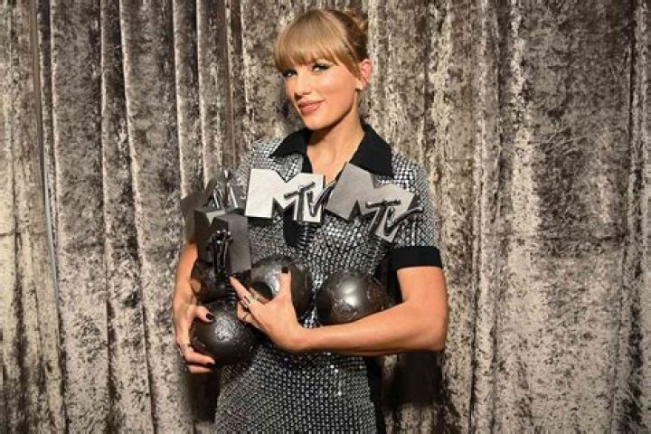 
Taylor Swift Wins Big at 2022 MTV EMAs, Taking Home 4 Awards 